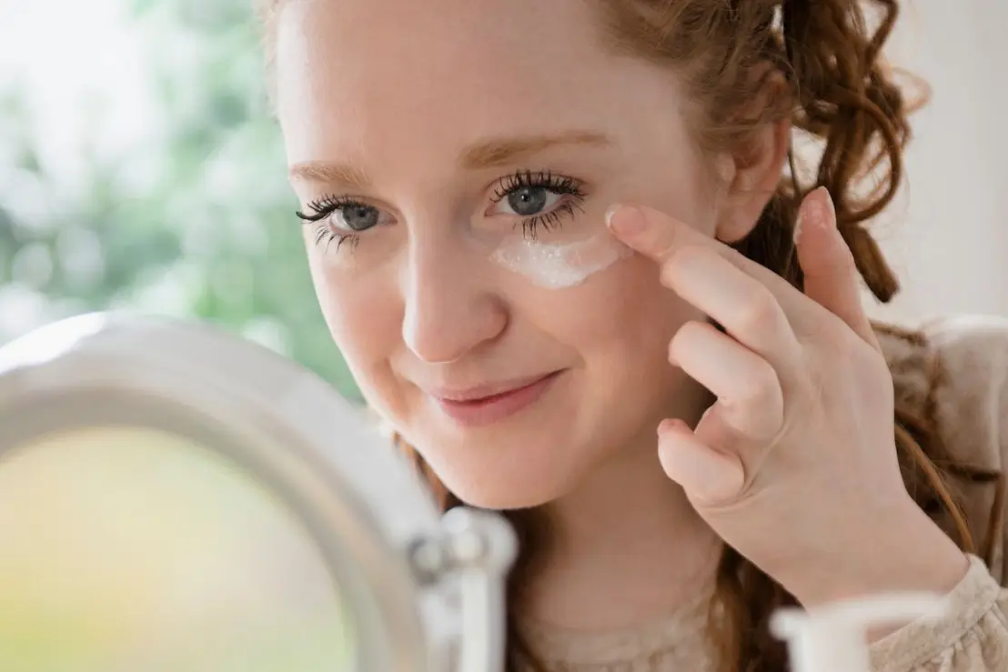 Acha que não precisa de protetor solar com o tempo nublado? Descubra por que a radiação UVA é uma ameaça silenciosa e como proteger sua pele diariamente.