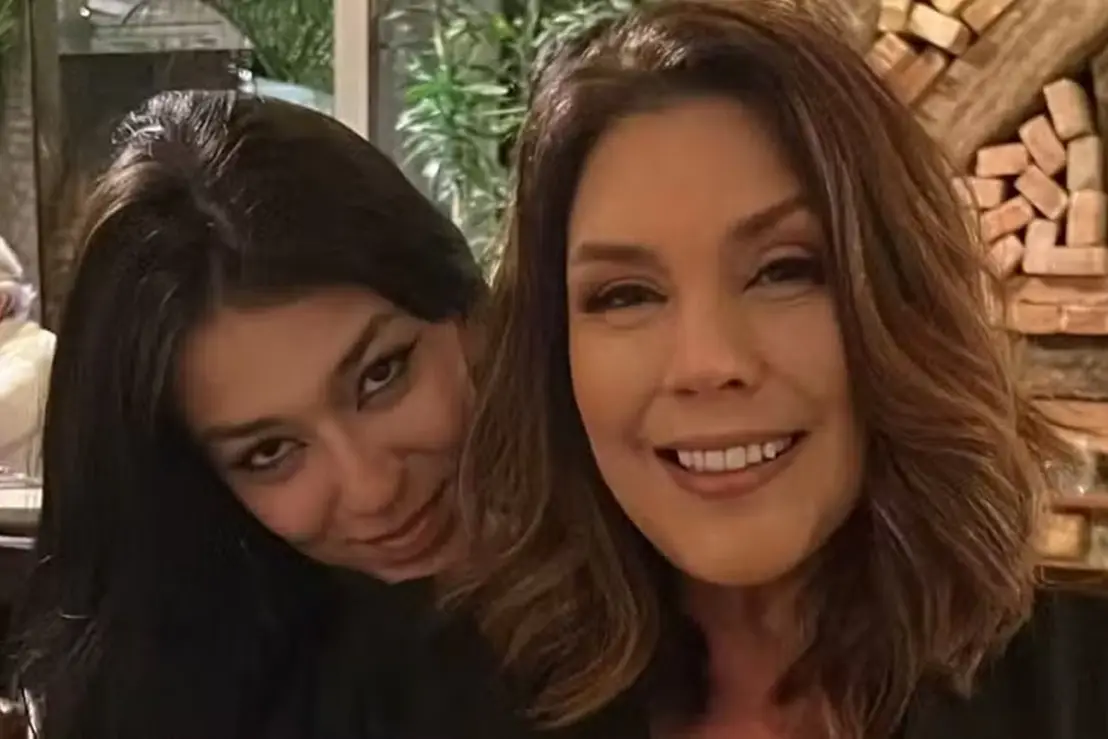 A cantora Simony anuncia a remissão total do câncer colorretal, um marco de esperança após anos de luta. Leia o emocionante desabafo da filha Pyetra Benelli e a jornada de superação da família.