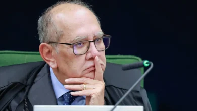 Gilmar Mendes defende indicação de Jorge Messias para STF, apesar de críticas vazias e apressadas, destacando sua experiência e formação acadêmica.