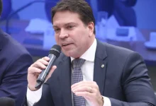 Ex-deputado federal Alexandre Ramagem é detido nos EUA por infração de trânsito, após constatar que seu passaporte diplomático era inválido. A prisão é fruto da cooperação internacional contra o crime organizado.