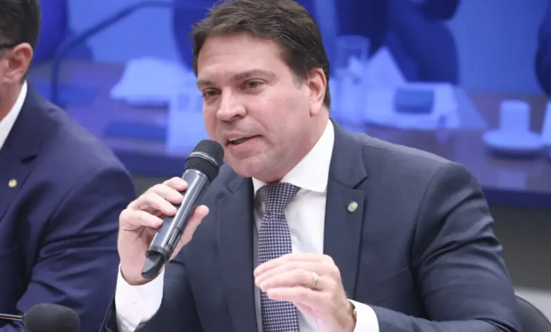 Ex-deputado federal Alexandre Ramagem é detido nos EUA por infração de trânsito, após constatar que seu passaporte diplomático era inválido. A prisão é fruto da cooperação internacional contra o crime organizado.