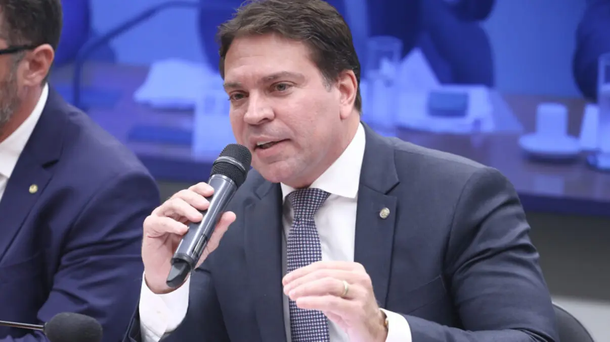 Ex-deputado federal Alexandre Ramagem é detido nos EUA por infração de trânsito, após constatar que seu passaporte diplomático era inválido. A prisão é fruto da cooperação internacional contra o crime organizado.