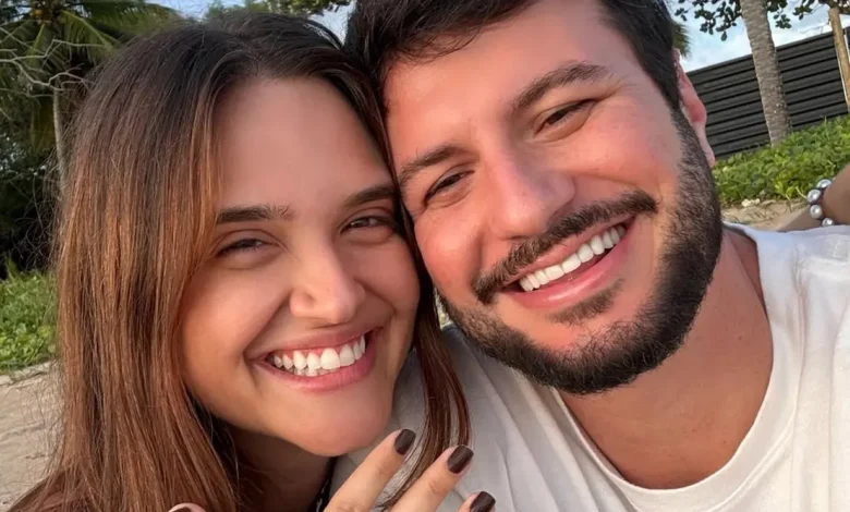 A atriz Juliana Paiva oficializou seu noivado com o empresário Danilo Partezani. O pedido aconteceu em uma romântica praia. Confira os detalhes aqui.