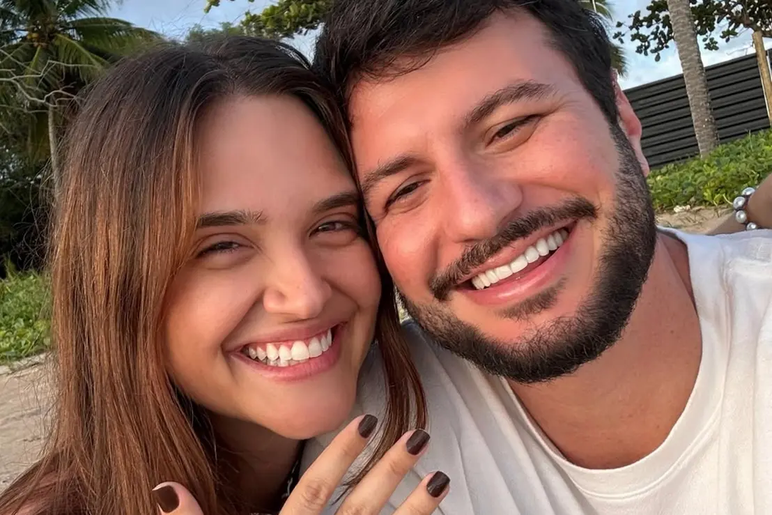 A atriz Juliana Paiva oficializou seu noivado com o empresário Danilo Partezani. O pedido aconteceu em uma romântica praia. Confira os detalhes aqui.
