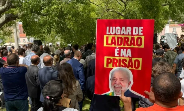 A passagem do presidente Lula por Lisboa foi marcada por intensos protestos organizados pelo partido oposicionista Chega. Confira os detalhes desta tensão.