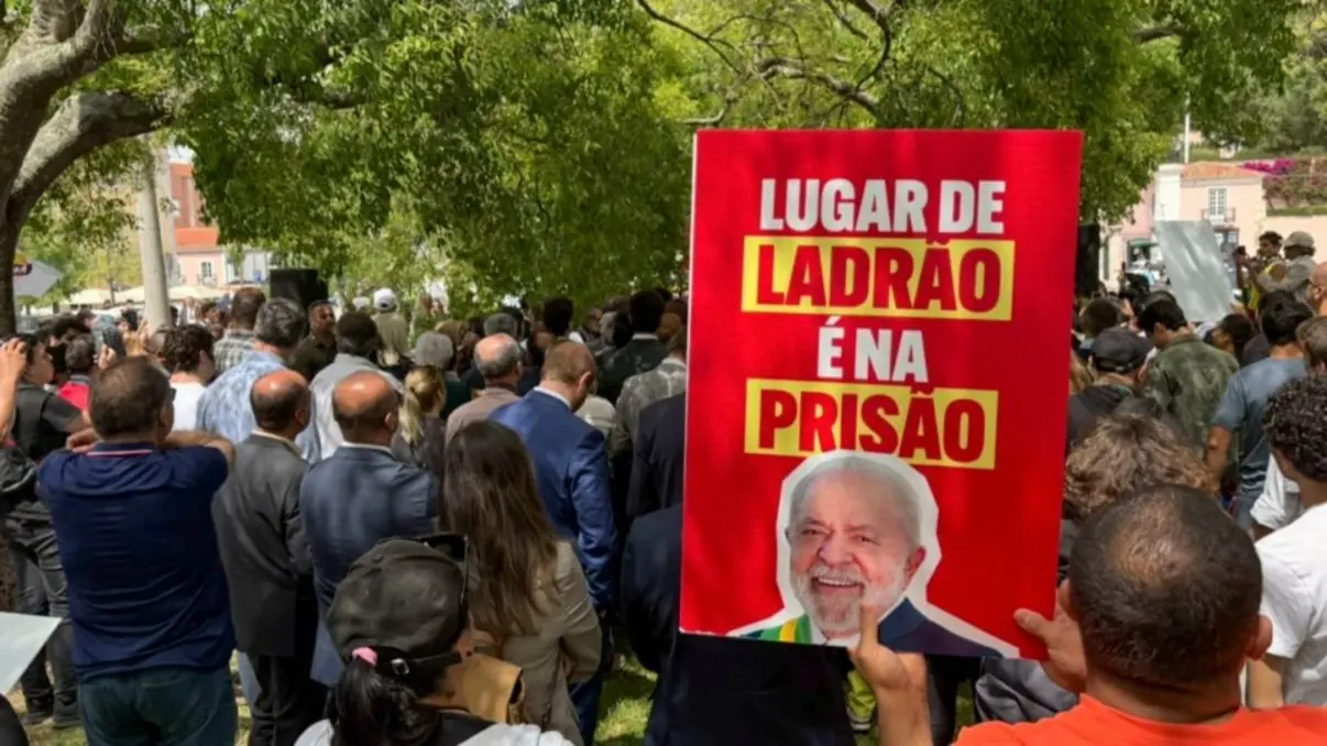 A passagem do presidente Lula por Lisboa foi marcada por intensos protestos organizados pelo partido oposicionista Chega. Confira os detalhes desta tensão.