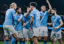 Manchester City e Arsenal se enfrentam em duelo decisivo na Premier League. Saiba onde assistir ao vivo a este confronto eletrizante pelo título inglês hoje.