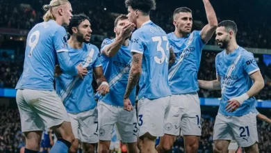 Manchester City e Arsenal se enfrentam em duelo decisivo na Premier League. Saiba onde assistir ao vivo a este confronto eletrizante pelo título inglês hoje.