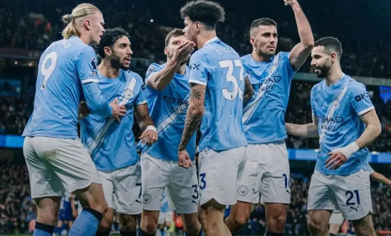 Manchester City e Arsenal se enfrentam em duelo decisivo na Premier League. Saiba onde assistir ao vivo a este confronto eletrizante pelo título inglês hoje.