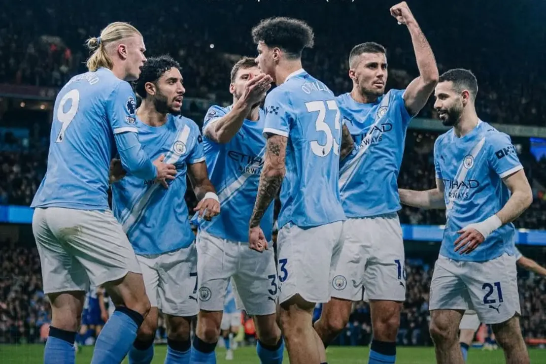 Manchester City e Arsenal se enfrentam em duelo decisivo na Premier League. Saiba onde assistir ao vivo a este confronto eletrizante pelo título inglês hoje.