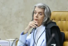 Ministra Cármen Lúcia advertiu sobre crise de confiabilidade na Justiça brasileira, defendendo reconhecimento de erros e reformas para garantir confiança dos cidadãos.