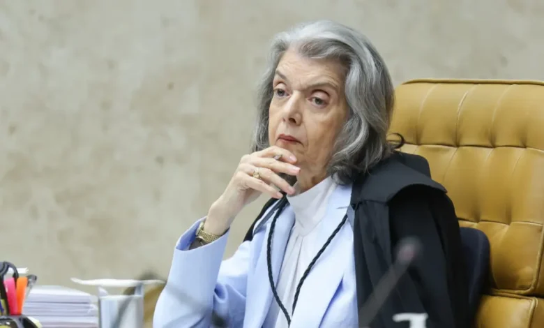 Ministra Cármen Lúcia advertiu sobre crise de confiabilidade na Justiça brasileira, defendendo reconhecimento de erros e reformas para garantir confiança dos cidadãos.