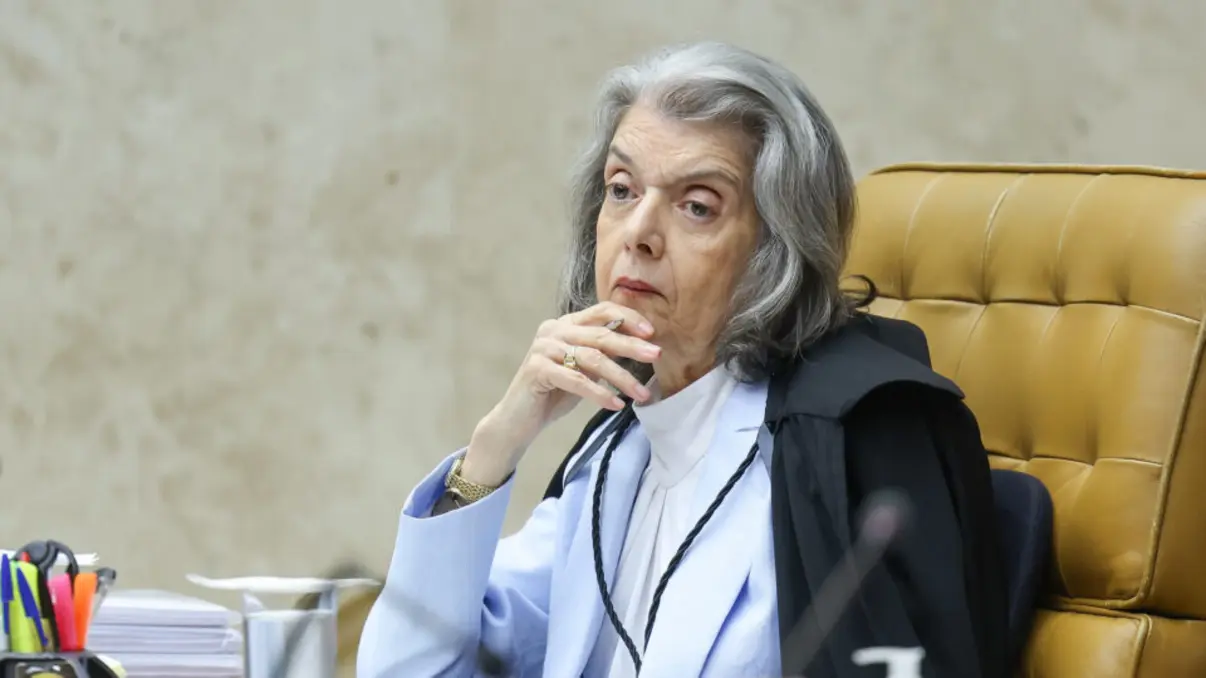 Ministra Cármen Lúcia advertiu sobre crise de confiabilidade na Justiça brasileira, defendendo reconhecimento de erros e reformas para garantir confiança dos cidadãos.