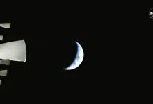 A missão Artemis II faz história ao registrar a primeira imagem da Terra vista do espaço profundo em 54 anos. Descubra a importância deste voo de teste e o futuro da exploração lunar.