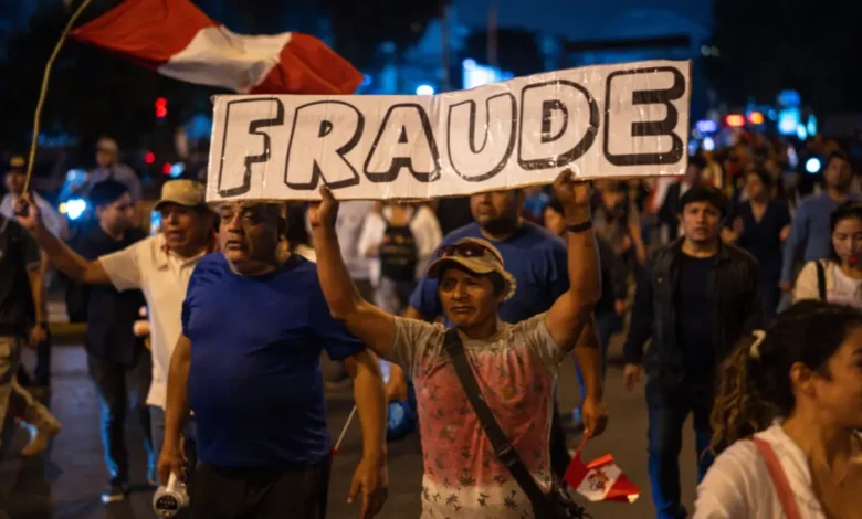 O Júri Nacional Eleitoral do Peru rejeitou pedidos por eleições complementares após falhas logísticas no primeiro turno. Entenda o impacto no pleito.