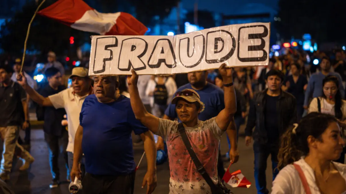 O Júri Nacional Eleitoral do Peru rejeitou pedidos por eleições complementares após falhas logísticas no primeiro turno. Entenda o impacto no pleito.