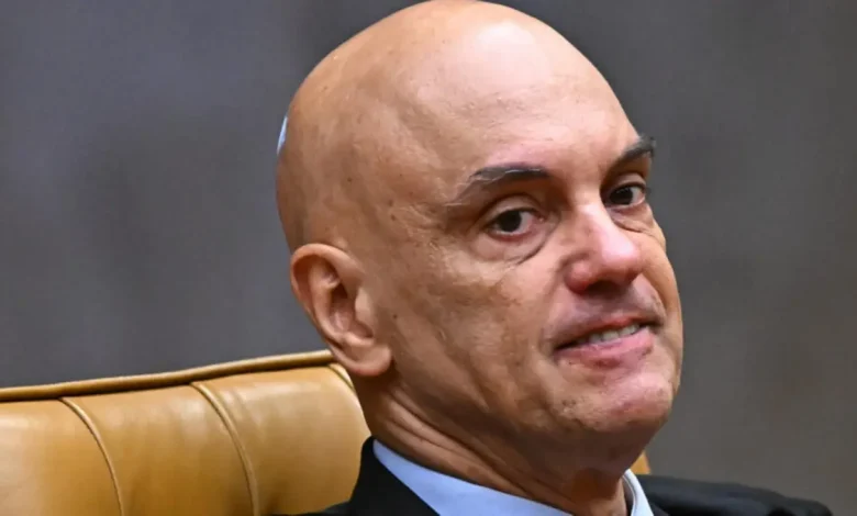 O Comitê Judiciário da Câmara dos EUA critica decisões do STF brasileiro em relação a redes sociais, afirmando que a censura e guerra jurídica do ministro Alexandre de Moraes ameaçam liberdade de expressão.