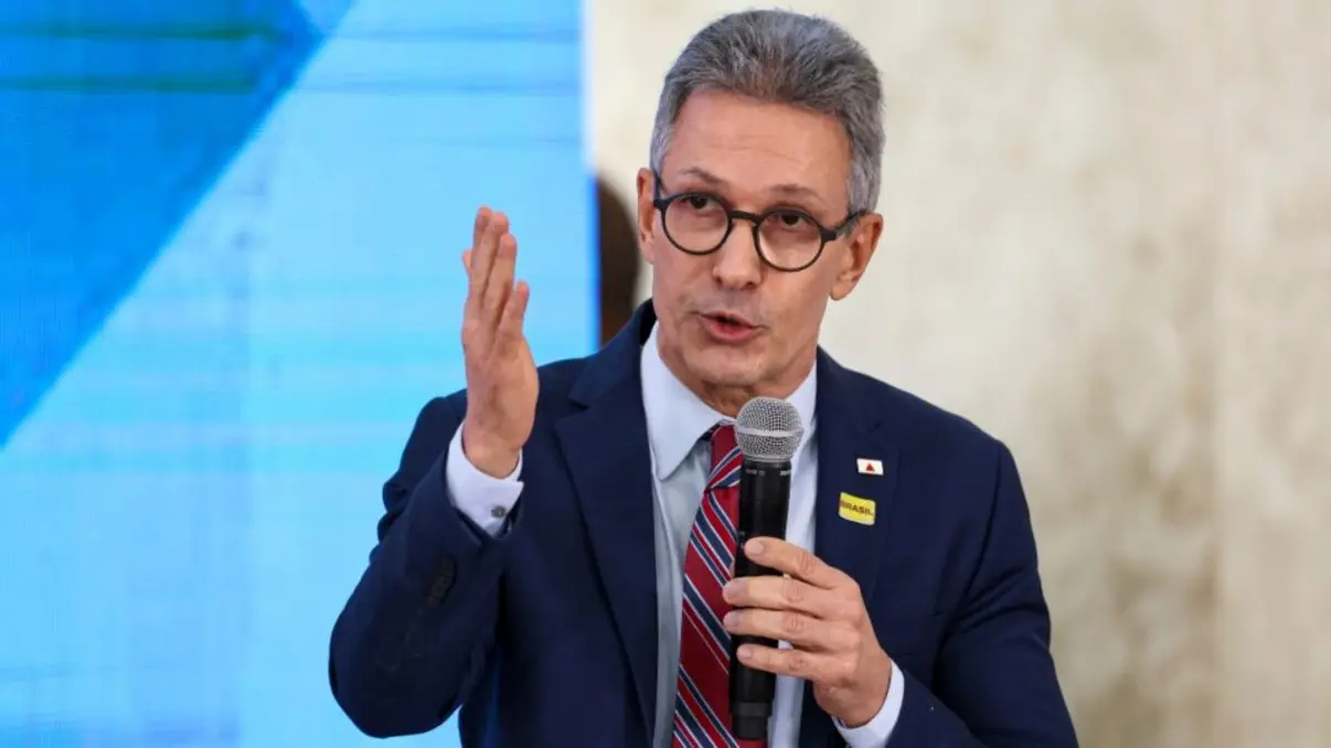 Romeu Zema, ex-governador mineiro, é acusado de "fake news" por Gilmar Mendes, ministro do STF, após vídeo criticando tribunal e ministros.