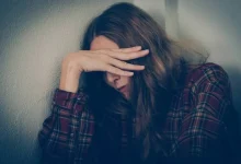 Aprenda a identificar sinais de um relacionamento abusivo. Entenda comportamentos sutis que comprometem sua saúde emocional e saiba como buscar liberdade.