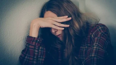 Aprenda a identificar sinais de um relacionamento abusivo. Entenda comportamentos sutis que comprometem sua saúde emocional e saiba como buscar liberdade.