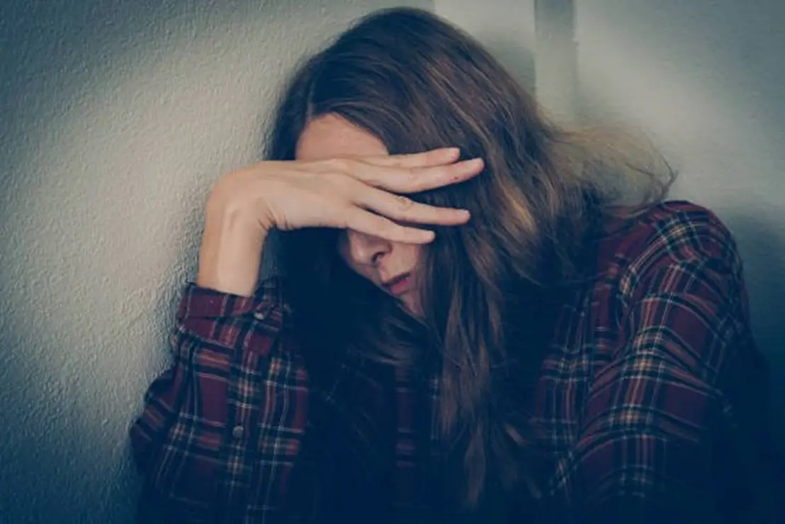 Aprenda a identificar sinais de um relacionamento abusivo. Entenda comportamentos sutis que comprometem sua saúde emocional e saiba como buscar liberdade.