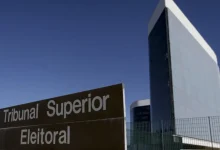 Federação de partidos políticos denuncia uso de IA em redes sociais, alegando disseminação de desinformação e propaganda eleitoral disfarçada sem identificação clara.