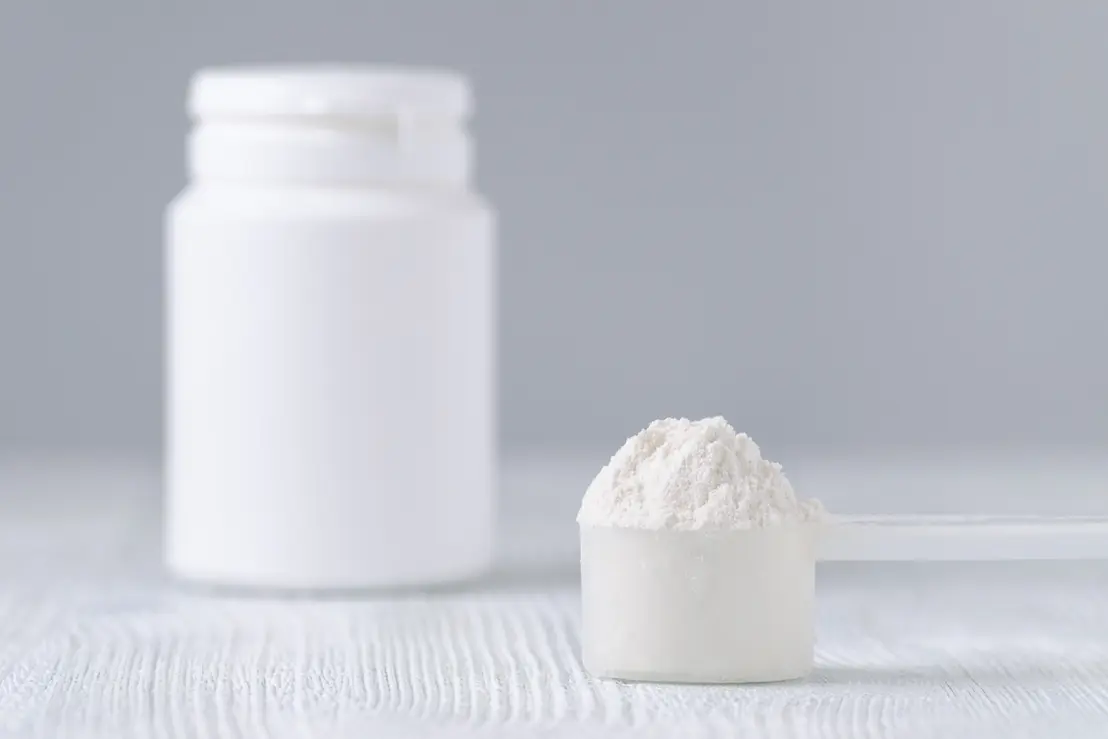 A creatina vai além do ganho de massa muscular e ganha espaço na neurociência. Entenda como o suplemento pode impulsionar o foco, a memória e a energia mental.