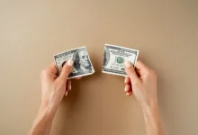 Mesmo com o dólar mais barato, fundos que aplicam no exterior registram forte fuga de cotistas atraídos pelos juros altos no Brasil. Saiba mais.