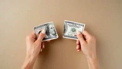 Mesmo com o dólar mais barato, fundos que aplicam no exterior registram forte fuga de cotistas atraídos pelos juros altos no Brasil. Saiba mais.