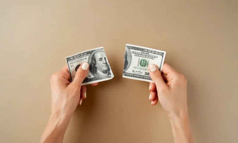 Mesmo com o dólar mais barato, fundos que aplicam no exterior registram forte fuga de cotistas atraídos pelos juros altos no Brasil. Saiba mais.