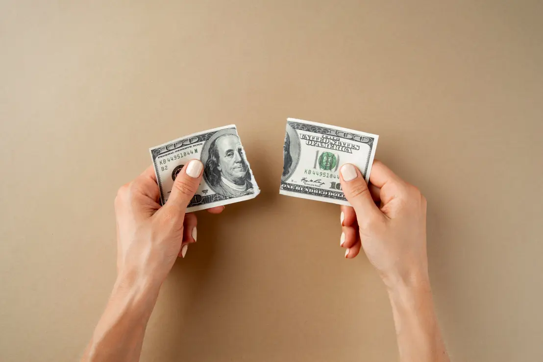 Mesmo com o dólar mais barato, fundos que aplicam no exterior registram forte fuga de cotistas atraídos pelos juros altos no Brasil. Saiba mais.