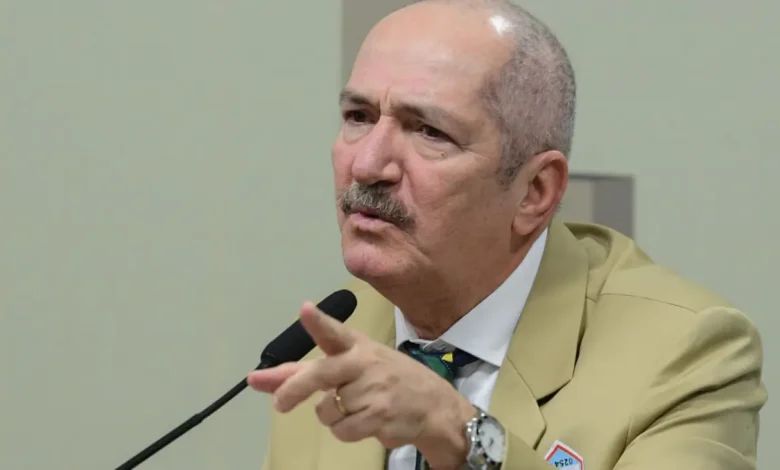 O partido Democracia Cristã abriu processo de expulsão sumária contra o pré-candidato Aldo Rebelo após conflitos internos sobre a candidatura de Joaquim Barbosa.