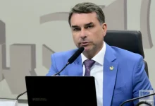A juíza Gabriela Jardon indeferiu pedido de Flávio Bolsonaro para remover vídeo com críticas. Entenda a decisão baseada na liberdade de expressão.