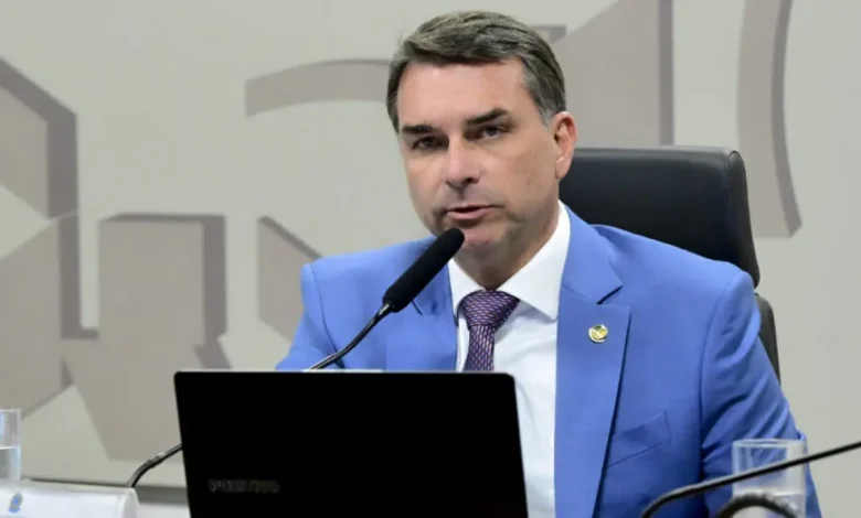 A juíza Gabriela Jardon indeferiu pedido de Flávio Bolsonaro para remover vídeo com críticas. Entenda a decisão baseada na liberdade de expressão.