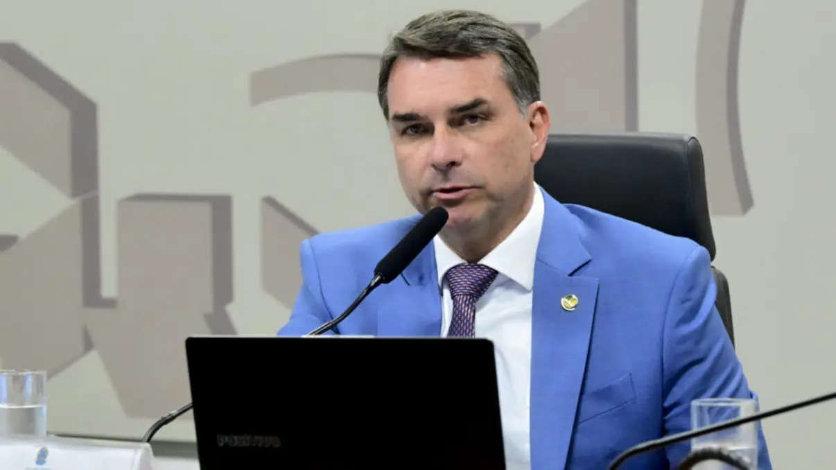 Justiça nega remoção de vídeo sobre Flávio Bolsonaro 6 A juíza Gabriela Jardon indeferiu pedido de Flávio Bolsonaro para remover vídeo com críticas. Entenda a decisão baseada na liberdade de expressão.