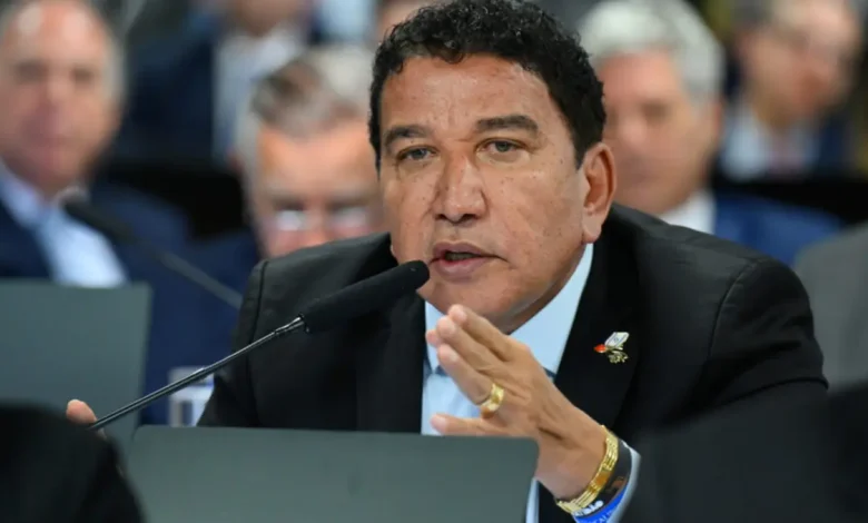 O senador Magno Malta registrou boletim de ocorrência contra uma técnica de enfermagem após ser acusado de agressão durante internação no hospital DF Star.