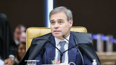 O ministro André Mendonça votou a favor de lei que garante aos pais o direito de vetar atividades pedagógicas sobre gênero em escolas. Entenda a polêmica.