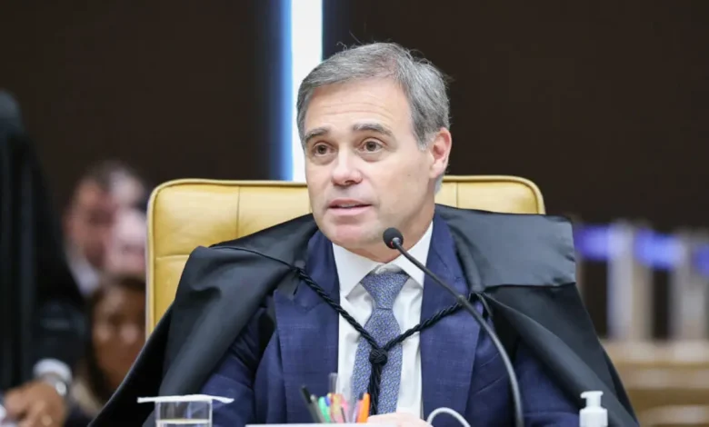 O ministro André Mendonça votou a favor de lei que garante aos pais o direito de vetar atividades pedagógicas sobre gênero em escolas. Entenda a polêmica.