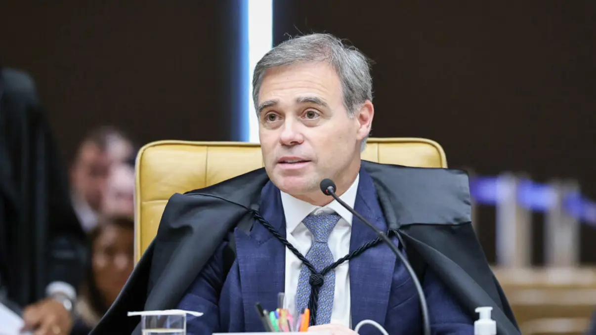 O ministro André Mendonça votou a favor de lei que garante aos pais o direito de vetar atividades pedagógicas sobre gênero em escolas. Entenda a polêmica.