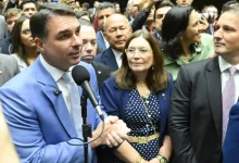 O senador Flávio Bolsonaro sugere a remuneração por hora trabalhada como alternativa ao debate sobre o fim da escala 6x1, visando mais liberdade e renda.