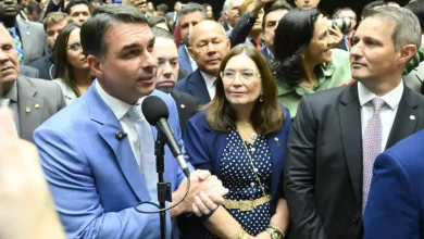 Flávio Bolsonaro propõe flexibilização da jornada de trabalho 2 O senador Flávio Bolsonaro sugere a remuneração por hora trabalhada como alternativa ao debate sobre o fim da escala 6x1, visando mais liberdade e renda.