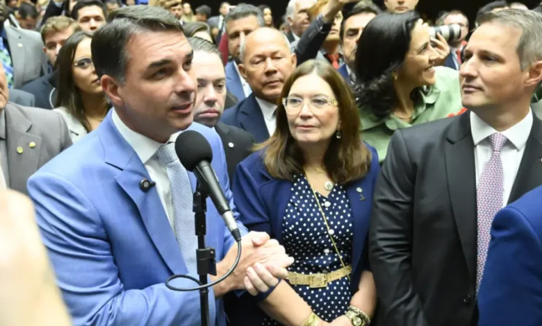 O senador Flávio Bolsonaro sugere a remuneração por hora trabalhada como alternativa ao debate sobre o fim da escala 6x1, visando mais liberdade e renda.