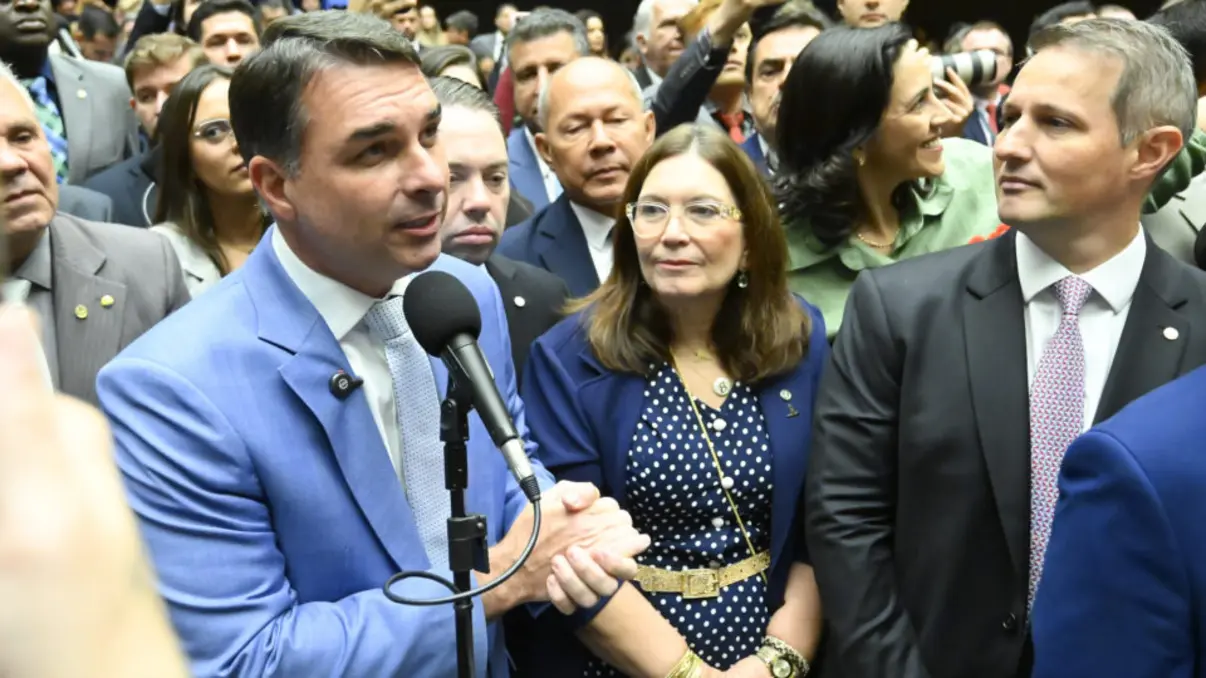 O senador Flávio Bolsonaro sugere a remuneração por hora trabalhada como alternativa ao debate sobre o fim da escala 6x1, visando mais liberdade e renda.