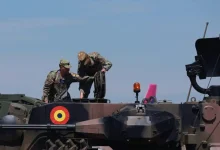 O Exército Brasileiro reformula sua estratégia de defesa, trocando armamento pesado por drones e sensores avançados para enfrentar conflitos modernos.