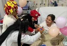 Voluntários do grupo Doutores Palhaços Sorrisos transformam a rotina de crianças e famílias na UTI Neonatal da Santa Casa de Assis, levando alegria e humanização. Leia mais!