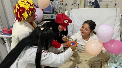 Voluntários do grupo Doutores Palhaços Sorrisos transformam a rotina de crianças e famílias na UTI Neonatal da Santa Casa de Assis, levando alegria e humanização. Leia mais!