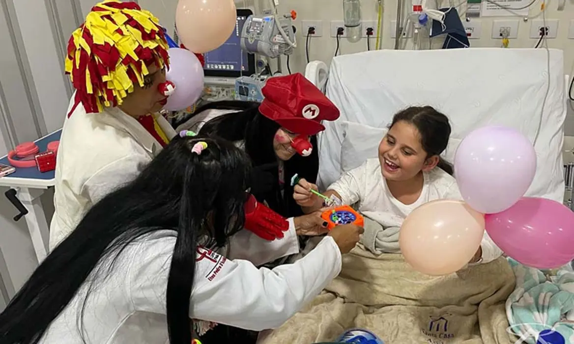 Alegria Transforma: Doutores Palhaços Humanizam Santa Casa de Assis 6 Voluntários do grupo Doutores Palhaços Sorrisos transformam a rotina de crianças e famílias na UTI Neonatal da Santa Casa de Assis, levando alegria e humanização. Leia mais!