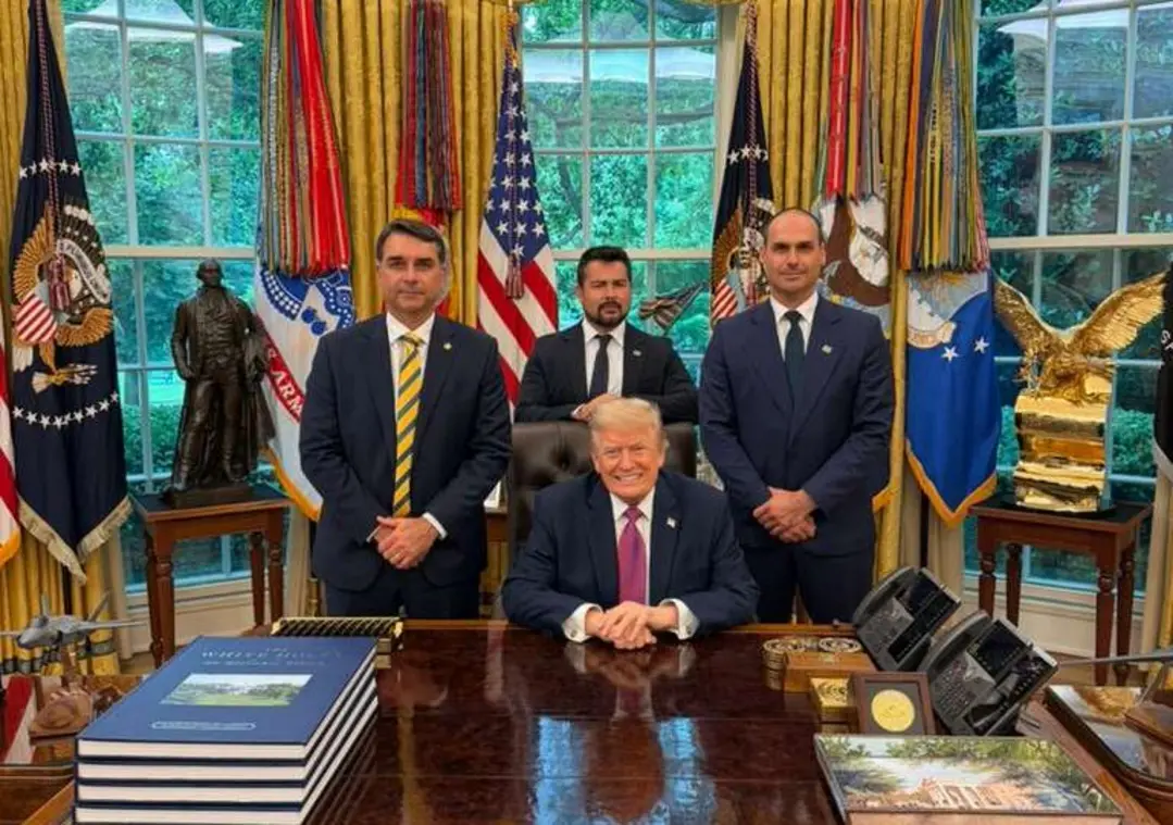 Encontro entre Flávio Bolsonaro e Donald Trump no Salão Oval gera intensa repercussão política e polariza debate sobre segurança pública no Brasil.
