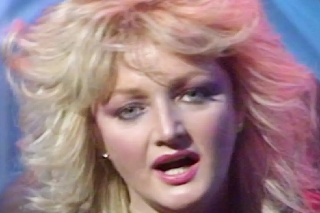 A cantora Bonnie Tyler está internada em estado grave em Portugal após sofrer uma parada cardiorrespiratória durante cirurgia de emergência. Confira os detalhes.