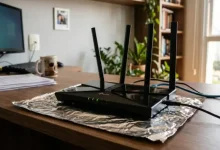 Quer melhorar o sinal do Wi-Fi em casa sem gastar nada? Analisamos o truque do papel alumínio que viralizou e explicamos se ele realmente funciona.